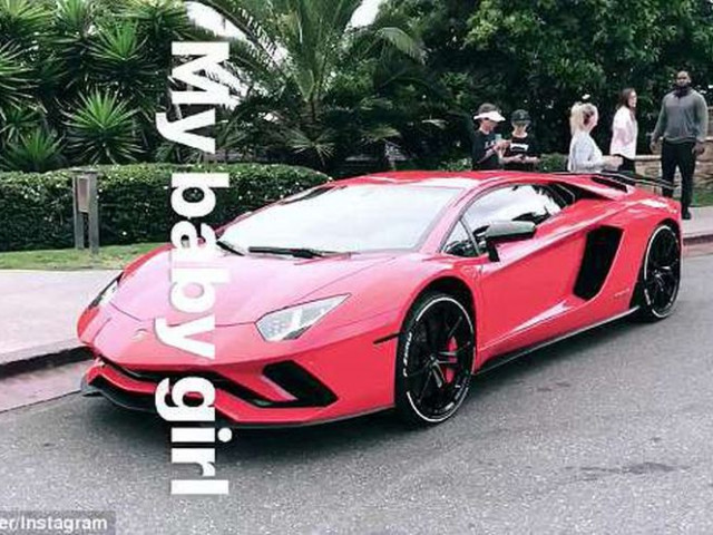 Justin Bieber gây chú ý với siêu xe Lamborghini Aventador S mới được giao  tới tận khách sạn