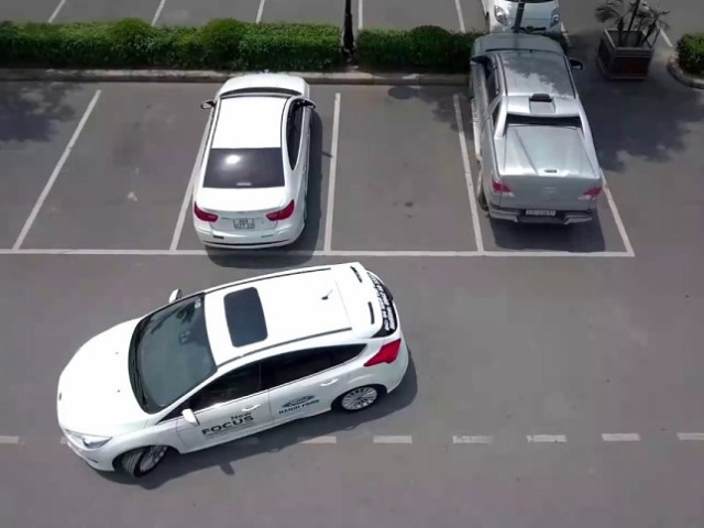 Những nguyên tắc lùi xe ô tô mà tài xế nào cũng nên biết