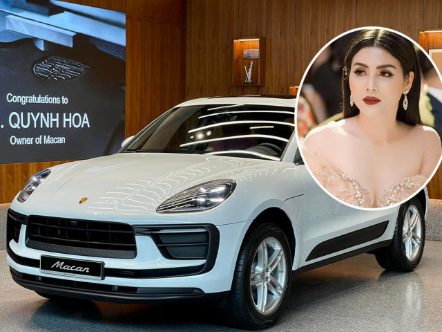 Diễn viên Quỳnh Hoa là người đầu tiên được bàn giao Porsche Macan 2022 tại Hà Nội