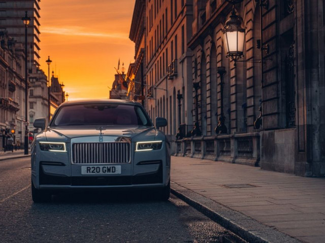 Rolls-Royce luôn tôn vinh ngày sinh nhà sáng lập của mình bằng những chiếc xe đẳng cấp. Những hình ảnh kỷ niệm này sẽ cho bạn cái nhìn chi tiết về những thiết kế độc đáo và sang trọng của Rolls-Royce. Hãy cùng xem để tưởng nhớ và tôn vinh nhà sáng lập của Rolls-Royce!