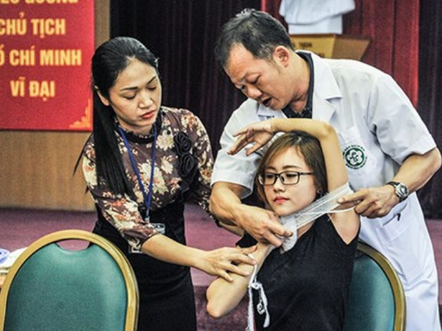 Chi tiết ảnh quy trình sơ cứu vết thương mạch máu do tôn cắt, hoặt vật nhọn cứa