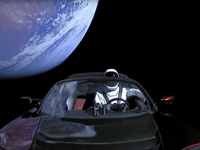 Tesla bay vào vũ trụ: Hình ảnh Tesla bay vào vũ trụ sẽ khiến bạn thích thú và cảm thấy mình như đang tham gia vào một kì thú vị. Cái tên Tesla đã quá nổi tiếng với các sản phẩm xe điện và công nghệ tiên tiến, và việc bay vào vũ trụ càng khiến cho tất cả các fan của hãng này phải trầm trồ. Xem hình ảnh này để trải nghiệm cảm giác khám phá không gian vô tận của vũ trụ.