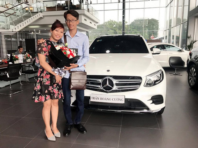 Sài Gòn: Vợ 9X gây "bão" mạng khi tặng quà sinh nhật chồng xe Mercedes ...