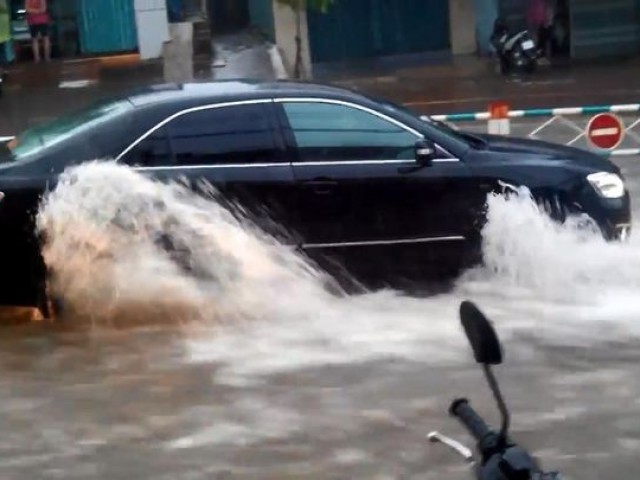 Mẹo giữ xe an toàn trong thời tiết mưa lớn, ngập nước