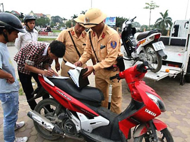 Xử phạt người dân không đăng ký mô tô, xe máy qua nhiều đời chủ
