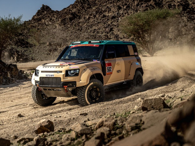 Đội đua Defender Rally lập 