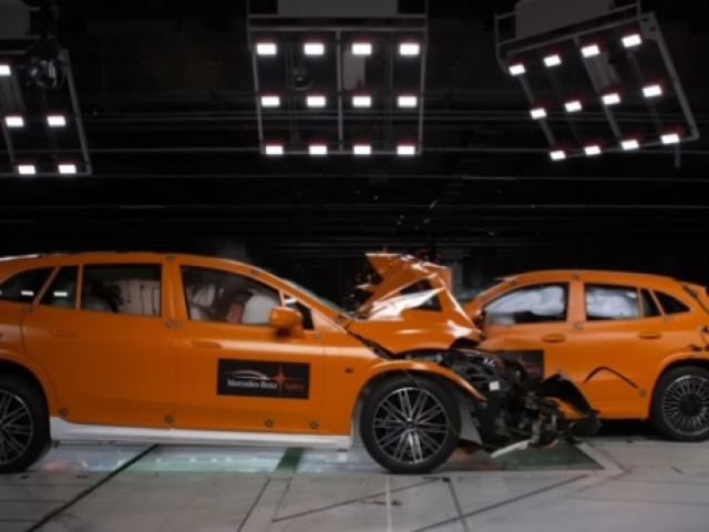 Mercedes-Benz test độ an toàn bằng cách cho hai xe điện tông trực diện ...